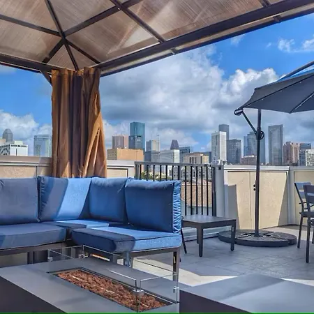 Spacious Private Rooftop Houston Skyline Views